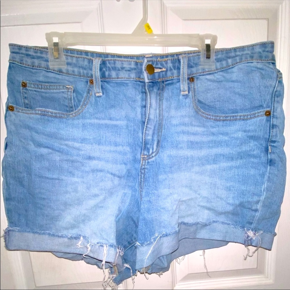 Universal Thread Co. Light wash distressed denim shorts